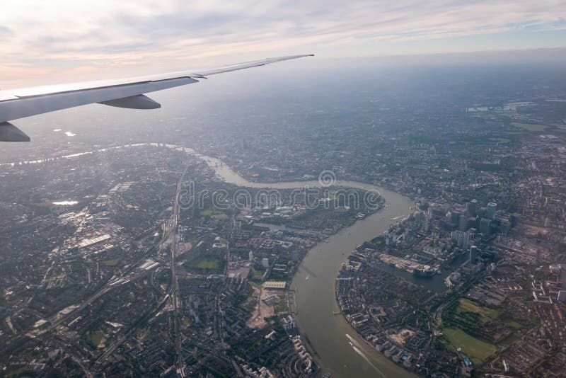 Luchtmening van Centraal Londen door vliegtuigvenster stock afbeeldingen Luchtmening van Centraal Londen door vliegtuigvenster stock afbeeldingen