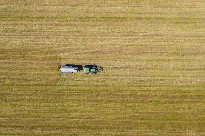 Luchtmening van de landbouw van tractor die en op gebied ploegen bespuiten Landbouw Mening van hierboven Foto met hommel wordt ge royalty-vrije stock foto Luchtmening van de landbouw van tractor die en op gebied ploegen bespuiten Landbouw Mening van hierboven Foto met hommel wordt ge royalty-vrije stock foto