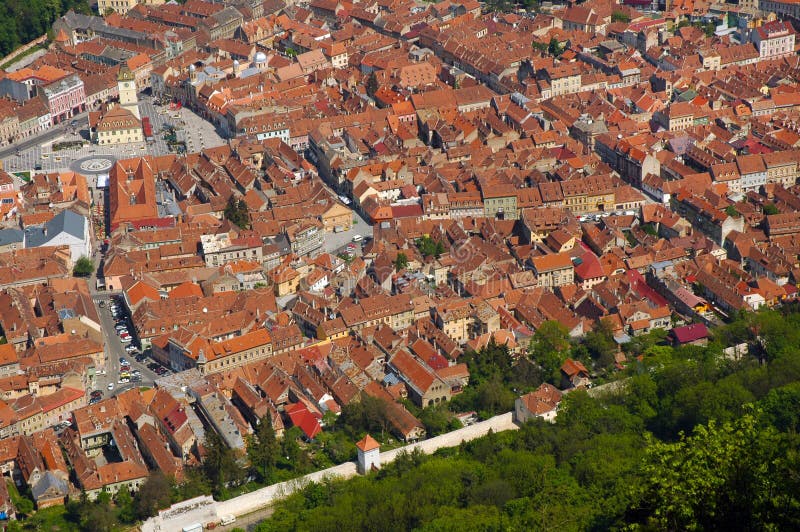 Luchtmening van de oude Europese stad van Brasov, Roemenië stock foto Luchtmening van de oude Europese stad van Brasov, Roemenië stock foto