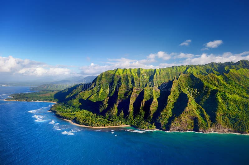 Luchtmening van de spectaculaire kust van Na Pali, Kauai stock afbeelding Luchtmening van de spectaculaire kust van Na Pali, Kauai stock afbeelding