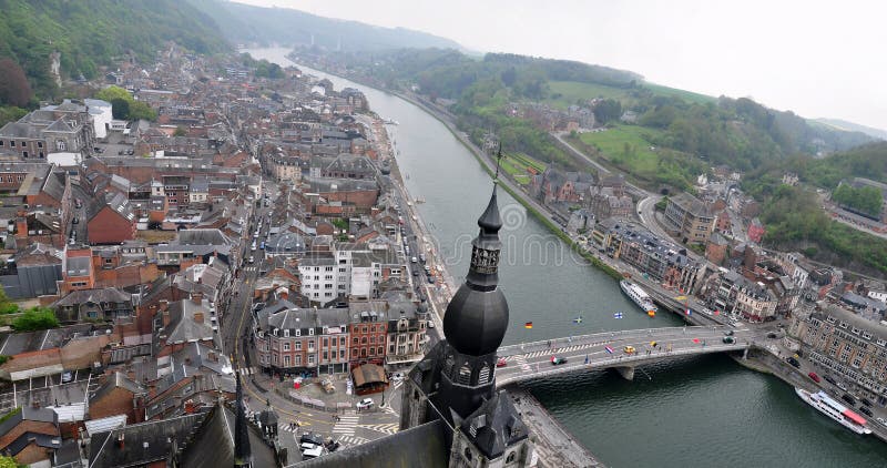Luchtmening van Dinat-stad, Meuse rivier & Collegiale Notre Dame de Dinant stock afbeeldingen Luchtmening van Dinat-stad, Meuse rivier & Collegiale Notre Dame de Dinant stock afbeeldingen