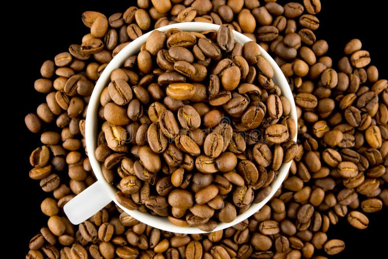 Luchtmening van een kop die met koffiebonen wordt gevuld royalty-vrije stock foto Luchtmening van een kop die met koffiebonen wordt gevuld royalty-vrije stock foto