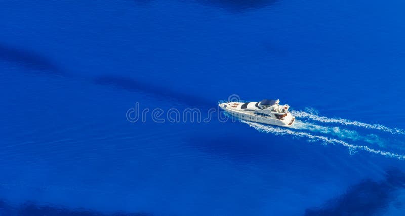 Luchtmening van enig jacht in azuurblauwe overzees