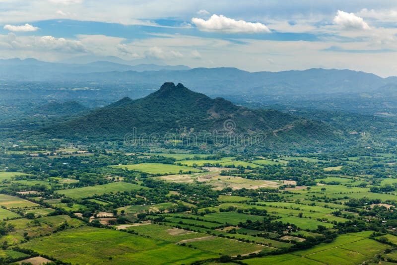 Luchtmening van groene gecultiveerde gebieden voor bergen op Eiland Roatan, Honduras
