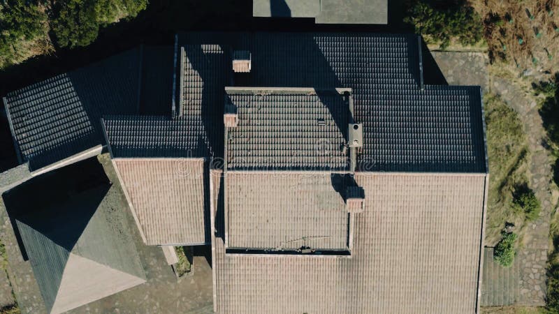 Luchtmening van het Betegelde Dak Verlaten Huis op Hoogste Berg