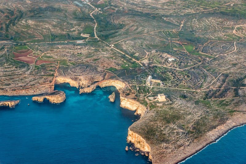 Luchtmening van het eiland van Malta in blauwe overzees