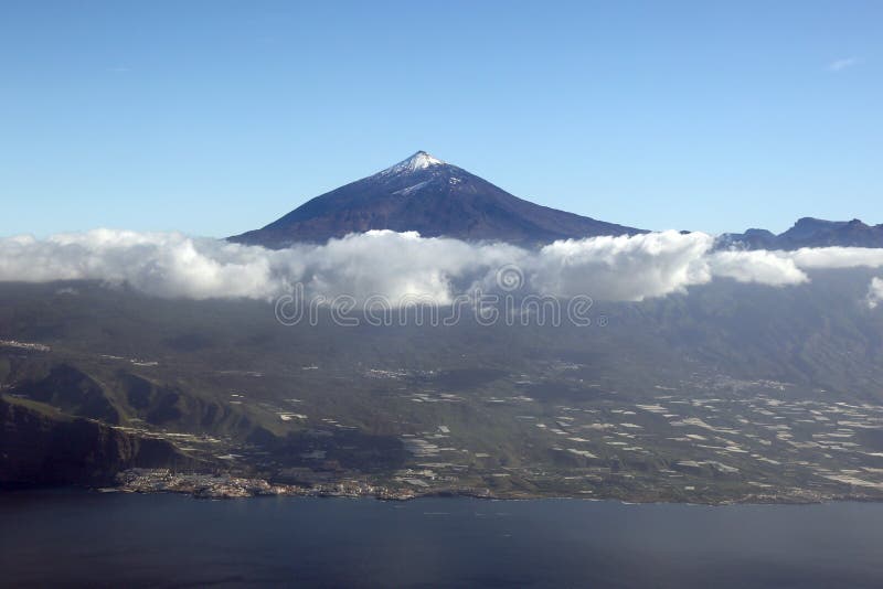Luchtmening van het eilandCanarische Eilanden Spanje van Tenerife met Teide v royalty-vrije stock afbeeldingen Luchtmening van het eilandCanarische Eilanden Spanje van Tenerife met Teide v royalty-vrije stock afbeeldingen