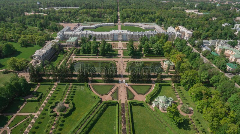 Luchtmening van het paleis van Catherine en het park van Catherine stock foto Luchtmening van het paleis van Catherine en het park van Catherine stock foto