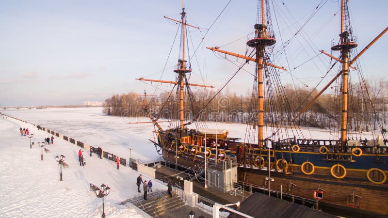 Luchtmening van het Vierkant van Admiraliteit en de Gods` s Voorbeschiktheid van Goto Predestinatsia eerste Russisch schip ingebo royalty-vrije stock afbeeldingen Luchtmening van het Vierkant van Admiraliteit en de Gods` s Voorbeschiktheid van Goto Predestinatsia eerste Russisch schip ingebo royalty-vrije stock afbeeldingen
