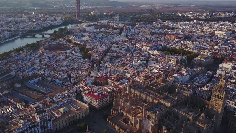 Luchtmening van historische stad en kathedraal van Sevilla, Spanje