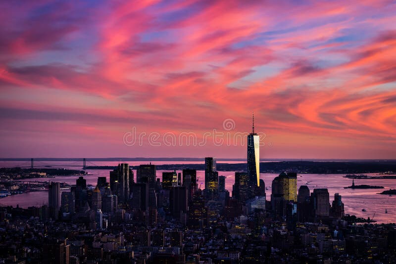 Luchtmening van lager Manhattan in wilde roze kleuren van zonsondergang royalty-vrije stock foto Luchtmening van lager Manhattan in wilde roze kleuren van zonsondergang royalty-vrije stock foto