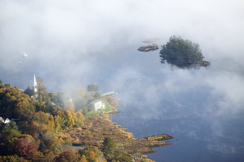 Luchtmening van mist in de herfst over eilanden en heuvels het noorden van Portland Maine stock afbeelding Luchtmening van mist in de herfst over eilanden en heuvels het noorden van Portland Maine stock afbeelding