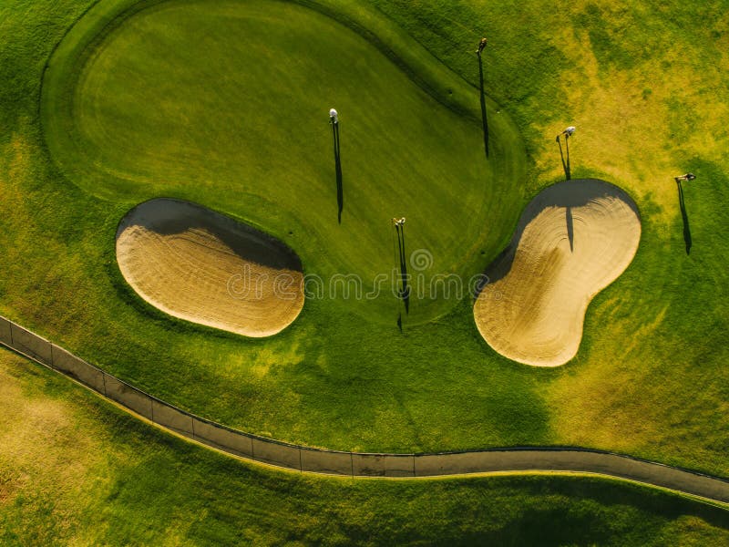 Luchtmening van mooie golfcursus met spelers stock afbeeldingen Luchtmening van mooie golfcursus met spelers stock afbeeldingen