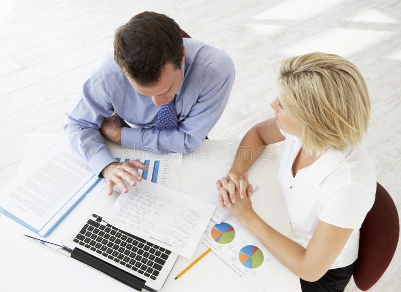 Luchtmening van Onderneemster And Businessman Working bij Bureau T royalty-vrije stock fotografie Luchtmening van Onderneemster And Businessman Working bij Bureau T royalty-vrije stock fotografie
