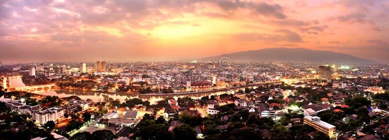 Luchtbeeld van de Ping rivier over de stad Chiang Mai met een prachtige royalty-vrije stock foto
