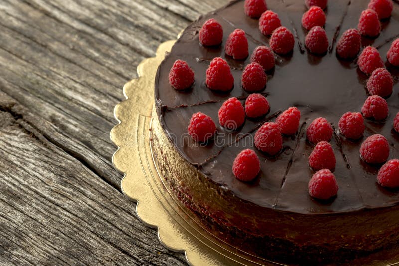Luchtmening van smakelijke ruwe die chocoladecake met raspber wordt verfraaid royalty-vrije stock fotografie Luchtmening van smakelijke ruwe die chocoladecake met raspber wordt verfraaid royalty-vrije stock fotografie