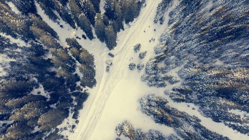 Luchtmening van sneeuw behandelde weg door een bos stock afbeeldingen Luchtmening van sneeuw behandelde weg door een bos stock afbeeldingen