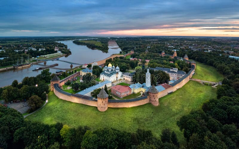 Luchtmening van Veliky Novgorod het Kremlin bij schemer royalty-vrije stock fotografie Luchtmening van Veliky Novgorod het Kremlin bij schemer royalty-vrije stock fotografie