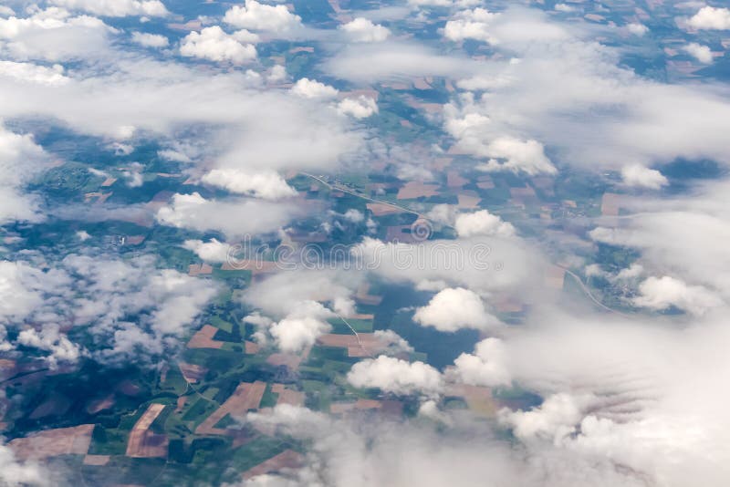 Luchtmening van verschillende wolkenvormingen stock afbeelding Luchtmening van verschillende wolkenvormingen stock afbeelding