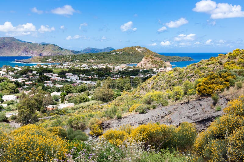 Luchtmening van Vulcano, Eolische Eilanden dichtbij Sicilië, Italië stock afbeeldingen Luchtmening van Vulcano, Eolische Eilanden dichtbij Sicilië, Italië stock afbeeldingen