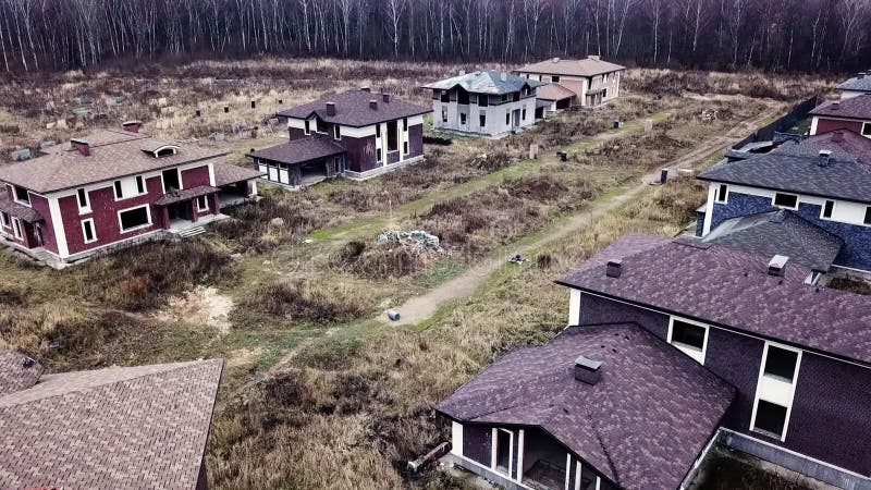 Luchtmening vernietigde gebouwen in plattelandshuisjedorp tijdens militaire operaties