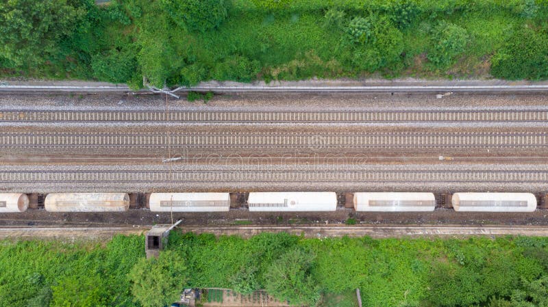 Luchtmeningsgoederentreinen in station De wagens van ladingstreinen op spoorweg, top down Conceptuele zware industrie, spoor binn stock foto's Luchtmeningsgoederentreinen in station De wagens van ladingstreinen op spoorweg, top down Conceptuele zware industrie, spoor binn stock foto's