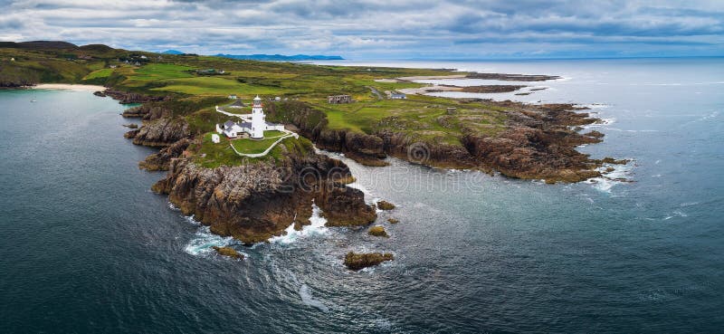 Luchtpanorama van de Hoofdvuurtoren van Fanad in Ierland royalty-vrije stock afbeelding Luchtpanorama van de Hoofdvuurtoren van Fanad in Ierland royalty-vrije stock afbeelding