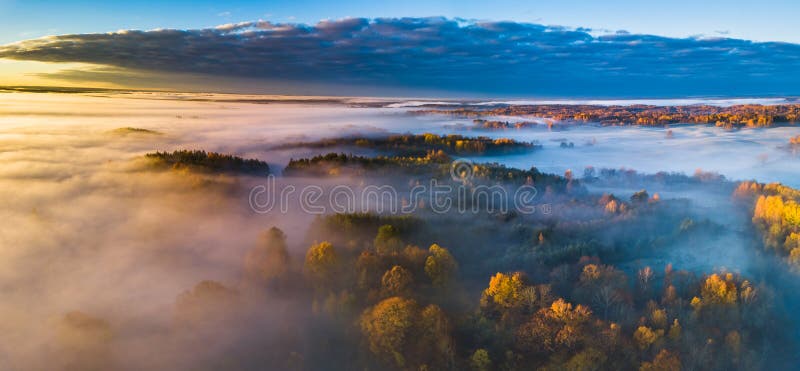Luchtpanorama van mist bij de Herfst, Litouwen royalty-vrije stock foto Luchtpanorama van mist bij de Herfst, Litouwen royalty-vrije stock foto