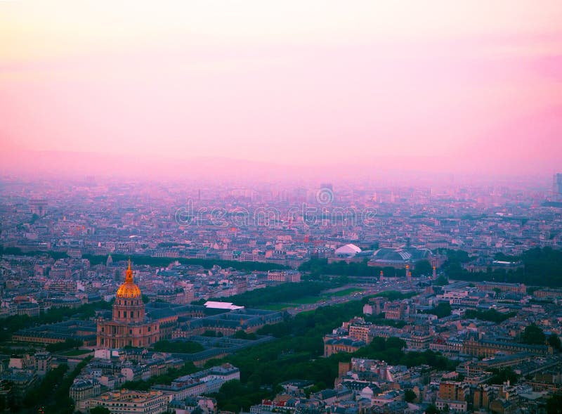 Luchtpanorama van Parijs van Montparnasse-toren met mening in Dome des Invalides Parijs bij zonsondergang, Frankrijk royalty-vrije stock afbeelding Luchtpanorama van Parijs van Montparnasse-toren met mening in Dome des Invalides Parijs bij zonsondergang, Frankrijk royalty-vrije stock afbeelding
