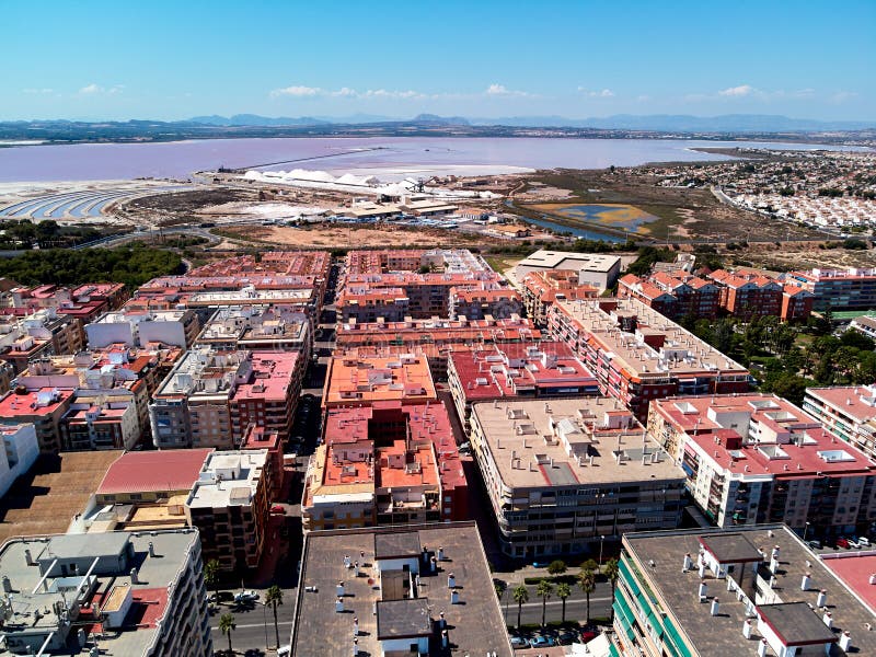 Luchtpanorama van Torrevieja en Las-Zoutmeren spanje stock fotografie Luchtpanorama van Torrevieja en Las-Zoutmeren spanje stock fotografie