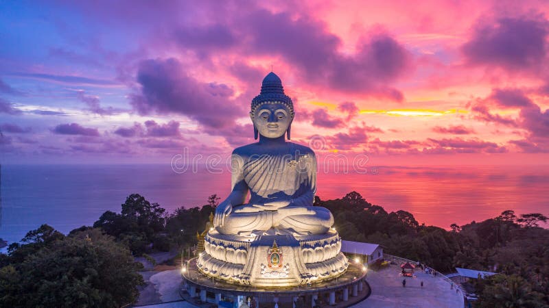 Luchtvaartweergave Big Buddha op twilight, Big Buddha landmark van Phuket, Phukei Island, Thailand