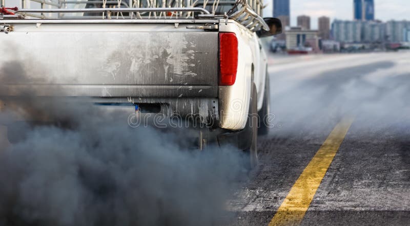Luchtvervuilingscrisis in stad van diesel voertuiguitlaatpijp op weg royalty-vrije stock afbeelding Luchtvervuilingscrisis in stad van diesel voertuiguitlaatpijp op weg royalty-vrije stock afbeelding