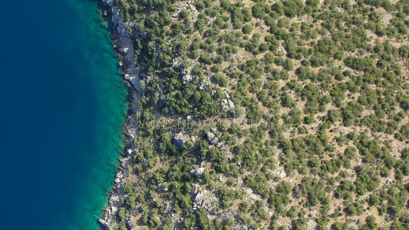 Luchtvideo van Grieks eiland Poros Vagioniabaai Paralia Vagonia Blauwe water en heuvels Epische panaramic lengte 4K