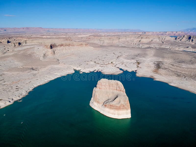 Luchtvief van Eenzame Rots bij Meer Powell, Arizona, de V.S. royalty-vrije stock afbeelding Luchtvief van Eenzame Rots bij Meer Powell, Arizona, de V.S. royalty-vrije stock afbeelding