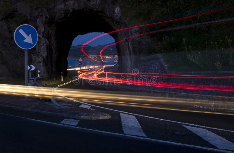 Luci dell'automobile nella strada fotografie stock libere da diritti Luci dell'automobile nella strada fotografie stock libere da diritti