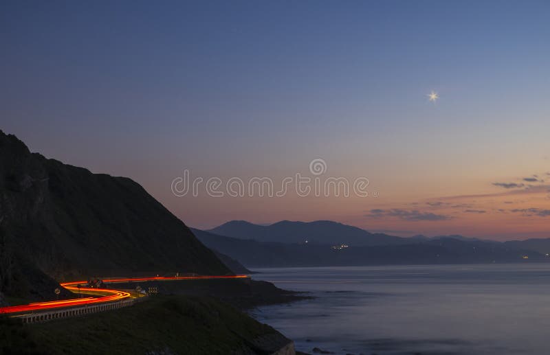Luci dell'automobile nella strada alla notte fotografia stock libera da diritti Luci dell'automobile nella strada alla notte fotografia stock libera da diritti