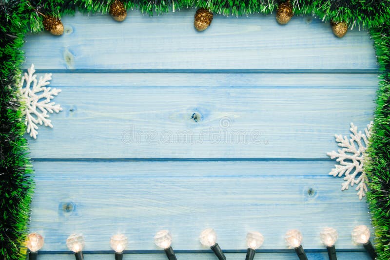 Luci di Natale su un fondo di legno blu fotografia stock Luci di Natale su un fondo di legno blu fotografia stock