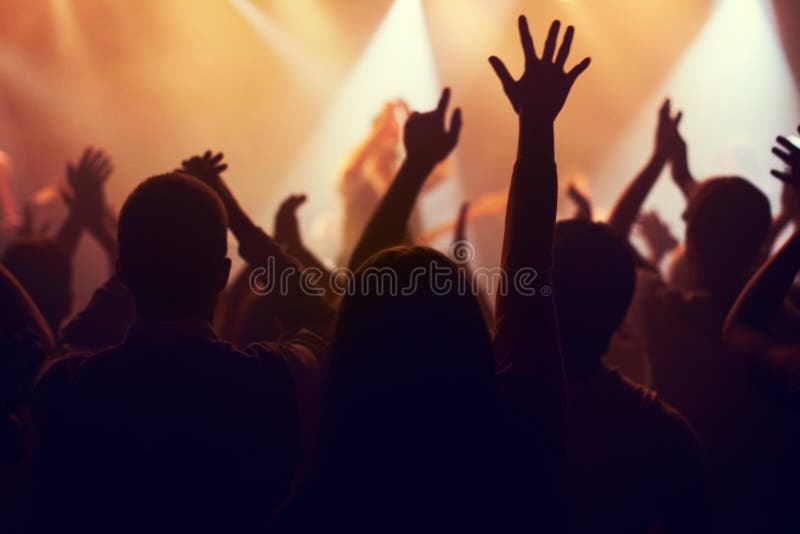 Luci e mani della folla a concerti per concerti, concerti, spettacoli in disco e in diretta. nightclub e silhouette