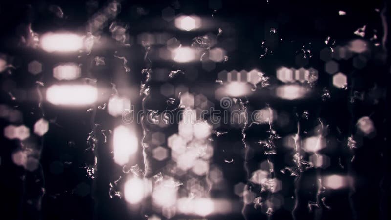 Luci vaghe bianche della città con le gocce di pioggia sul fondo di vetro del ciclo