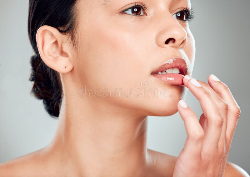 Lucidare la bellezza e i cosmetici con labbra di donna in studio per umidificatore ed estetica lucido. pelle di collagene e fotografia stock