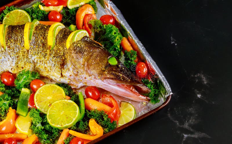 Lucio fresco con verduras y especias en bandejas imagen de archivo libre de regalías