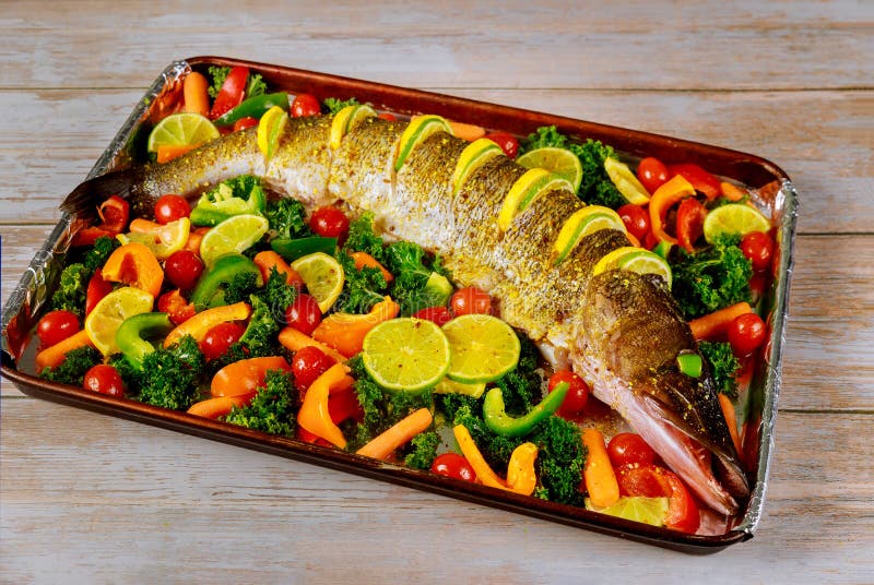 Lucio fresco con verduras y especias en bandejas imágenes de archivo libres de regalías