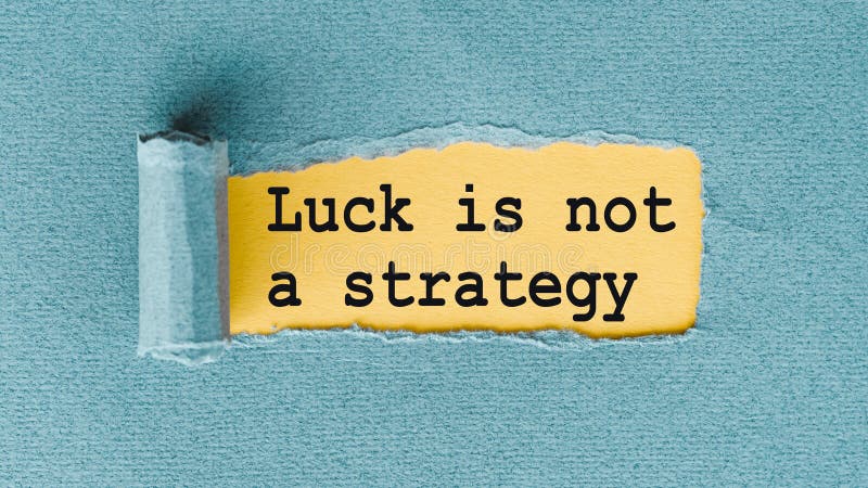 LUCK TEKSTU NIE JEST STRATEGIĄ Na rozdartym papierze turkusowym z żółtym tłem zdjęcia royalty free