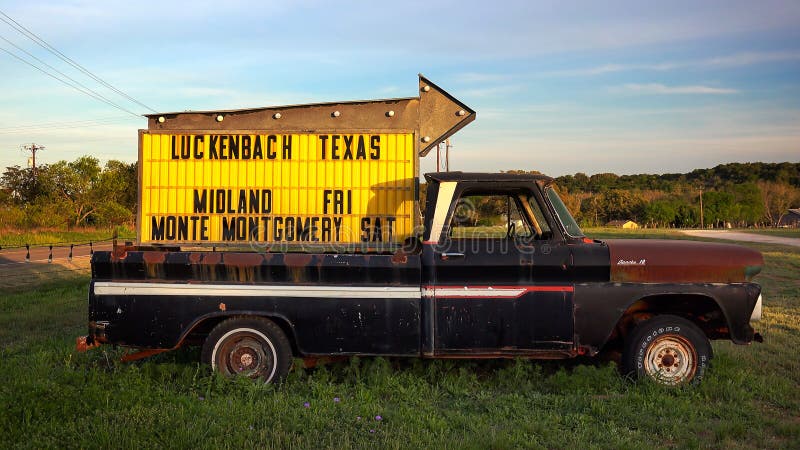 Luckenbach Texas - het teken op vrachtwagen richt de manier stock foto Luckenbach Texas - het teken op vrachtwagen richt de manier stock foto