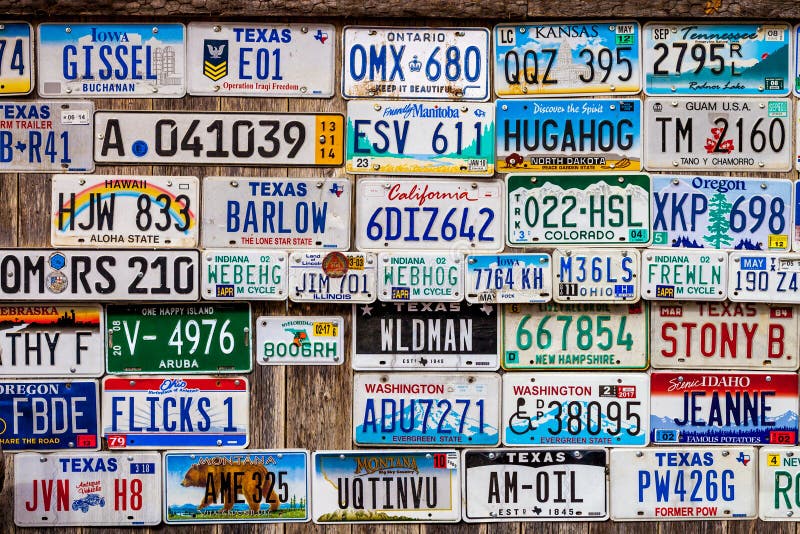 LUCKENBACH, TX - 11. Januar 2018 - verschiedene alte Kfz-Kennzeichen d stockbilder LUCKENBACH, TX - 11. Januar 2018 - verschiedene alte Kfz-Kennzeichen d stockbilder