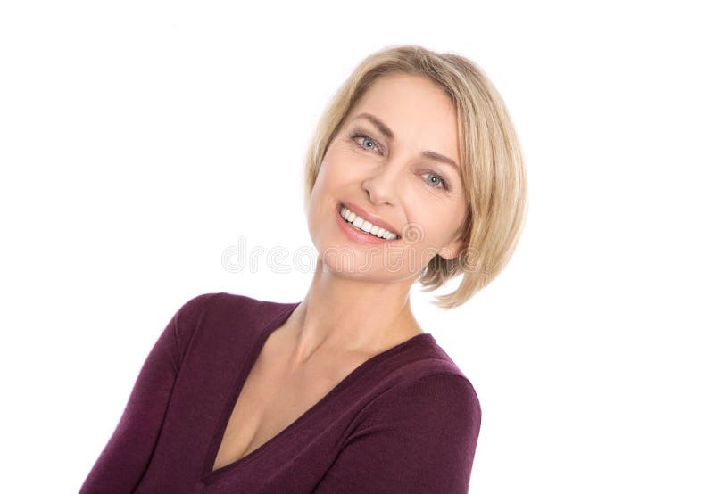 Šťastie izolované blond zrelá žena s biele zuby a pulóver v červenej farbe.