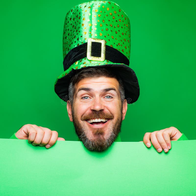 Lucky Patricks dag Mannen på grön bakgrund firar dag för St Patricks Man i Sts Patrick hatt för parti för dagtroll royaltyfri bild Lucky Patricks dag Mannen på grön bakgrund firar dag för St Patricks Man i Sts Patrick hatt för parti för dagtroll royaltyfri bild