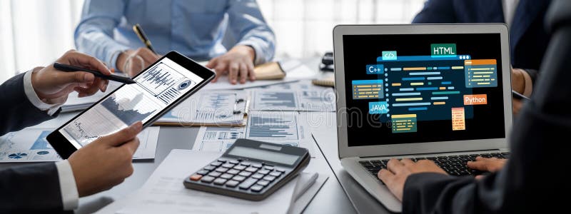 Lucrări de dezvoltare sau programare a software-ului cu ecran de codificare stock photography