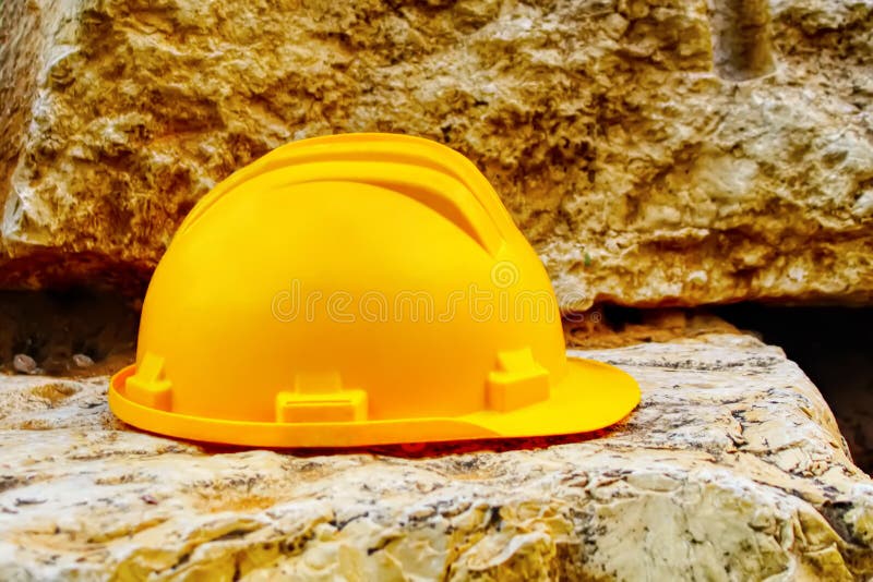 Lucrări de siguranță pentru clădiri : căști de protecție pentru construcții, cu căști de protecție stock images