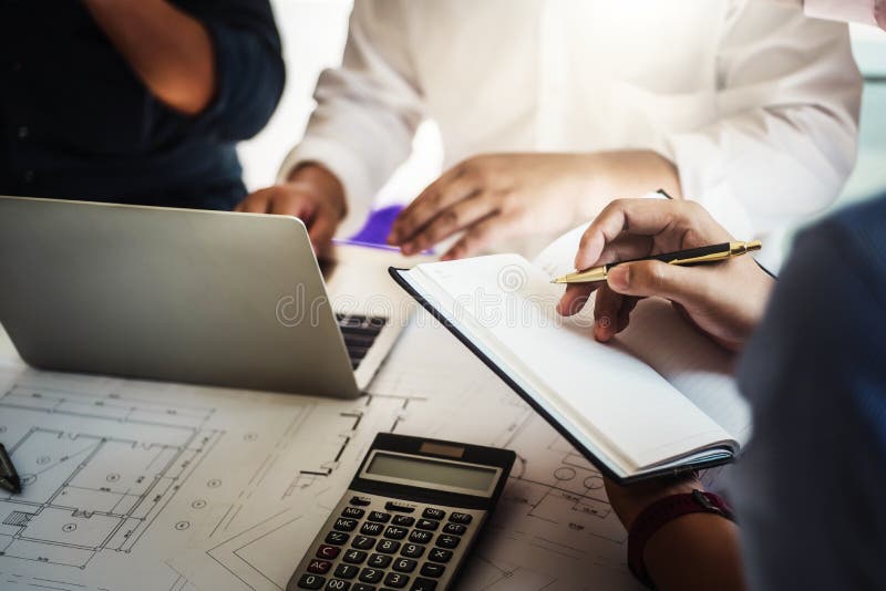 Lucrările în echipă ale unui grup de persoane din domeniul arhitecturii care lucrează în cadrul proiectului de proiectare a planur stock photo